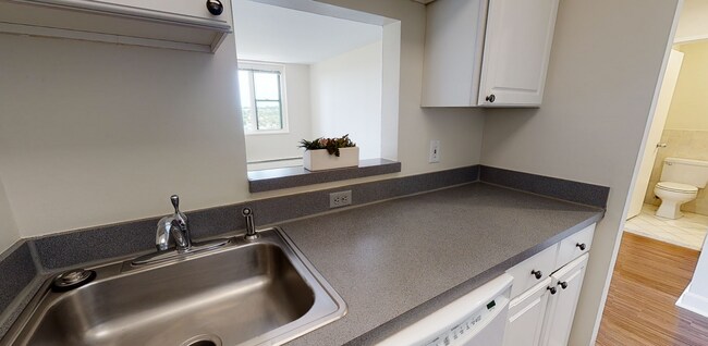 Building Photo - 8 Fresh Pond Pl