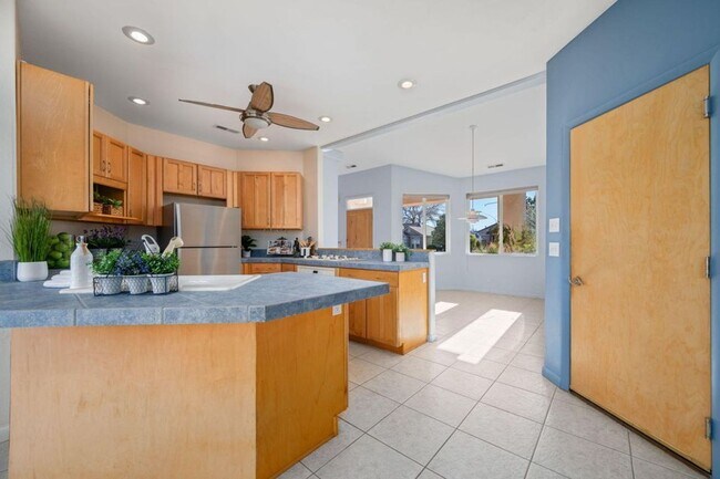 Foto del edificio - Private Corner-Lot Living in Scenic Santa Clara