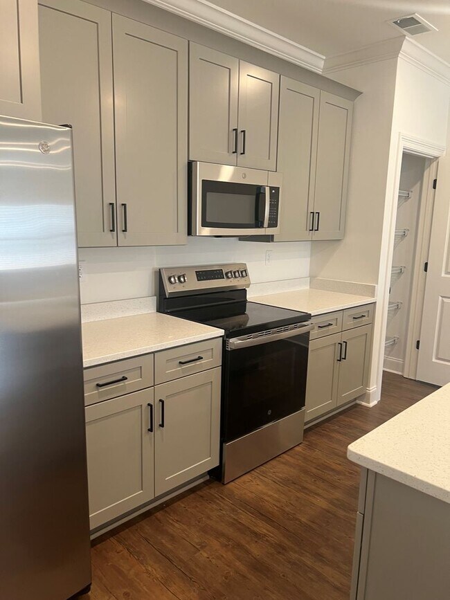 Foto del edificio - 676 Cottage Grove Dr