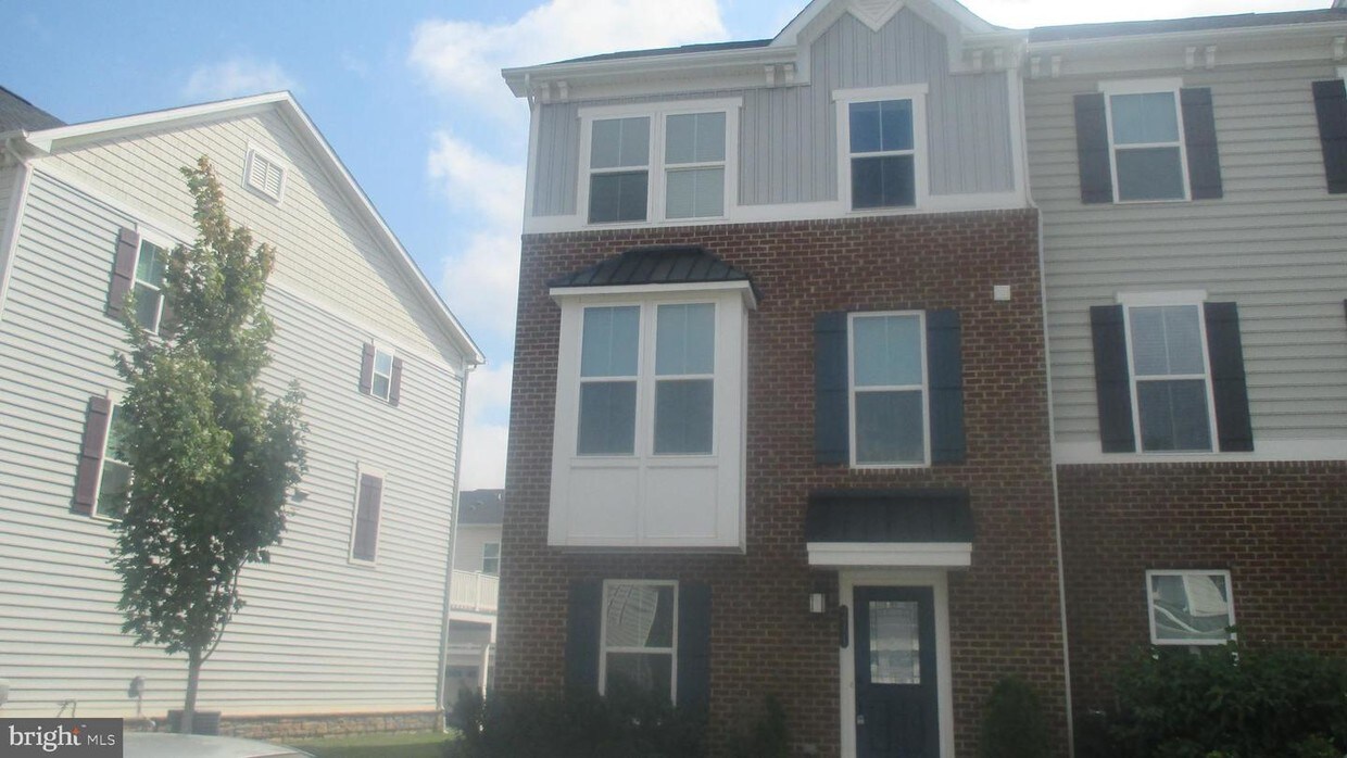 Primary Photo - 211 Quarry Point Rd