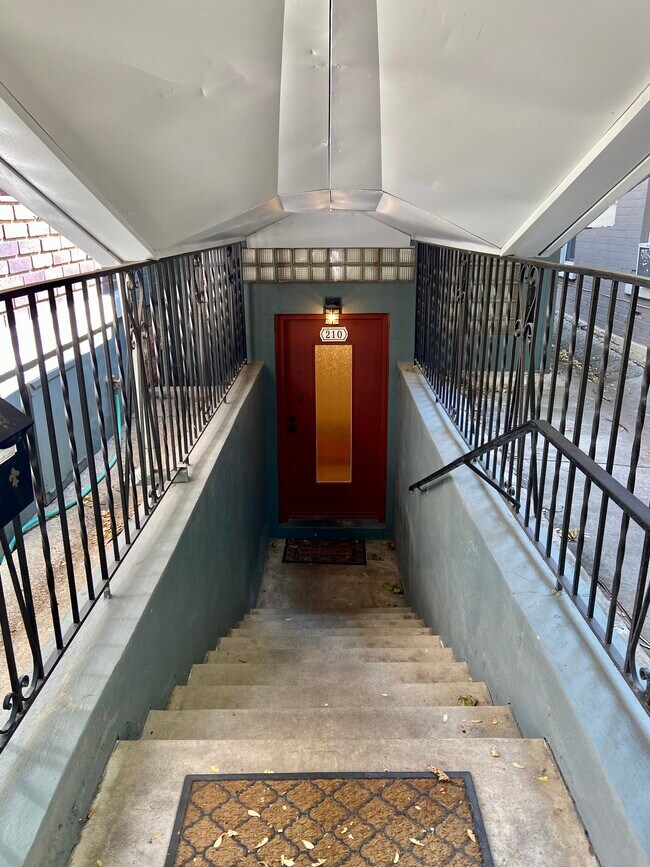 Foto del edificio - 210 N Canyon Rd