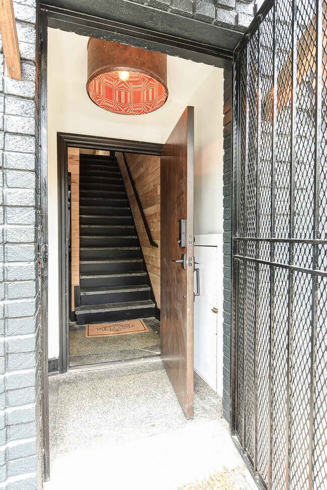 Foto del edificio - 1732 Trinidad Ave NE
