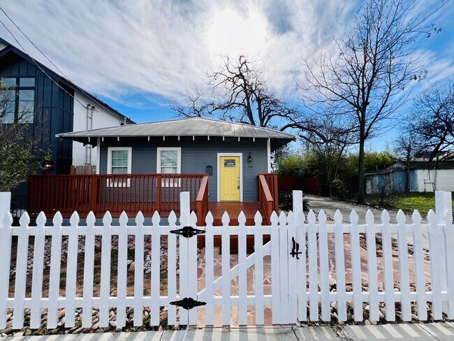 Foto del edificio - WHITE PICKETT FENCE ANYONE?