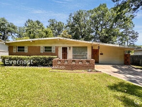 Building Photo - 401 Oak Ln