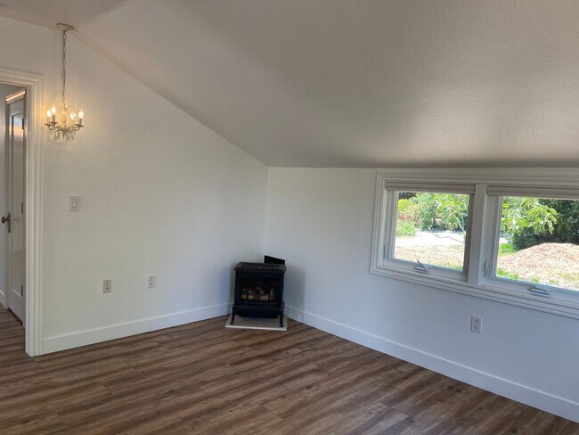Building Photo - Well Appointed one level cottage located i...