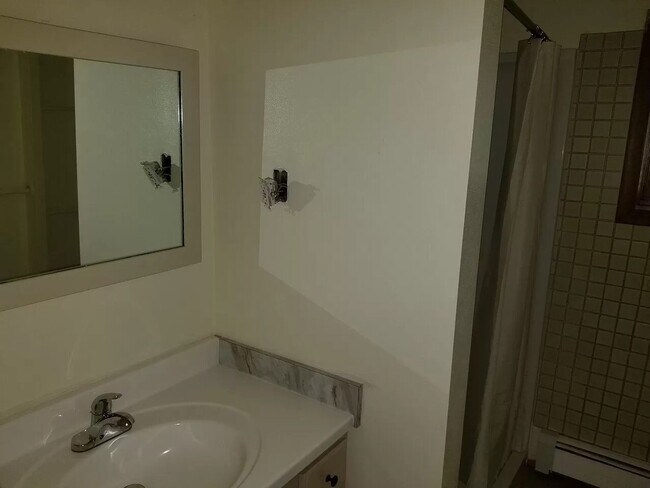 Building Photo - 2 bed 1 bath All Utilities Included.
