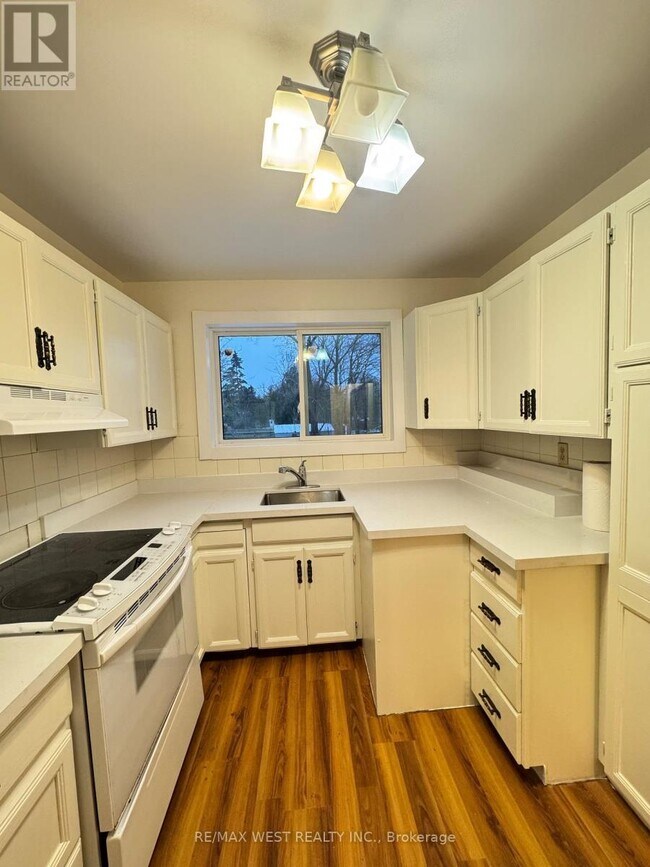 Building Photo - 410 Becker Rd