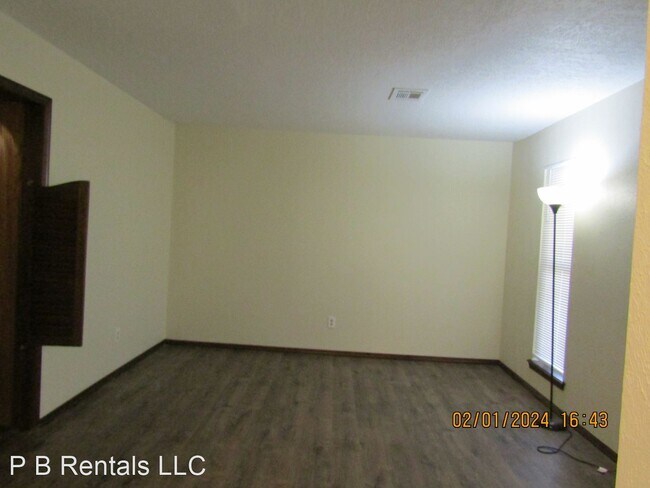 Building Photo - 3 br, 3 bath House - 4618 NE Columbia Avenue