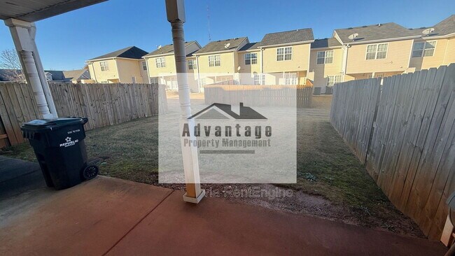 Foto del edificio - 5025 Village Run Dr