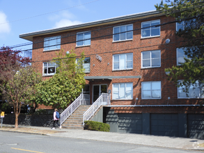 Building Photo - 7300 Woodlawn Ave NE