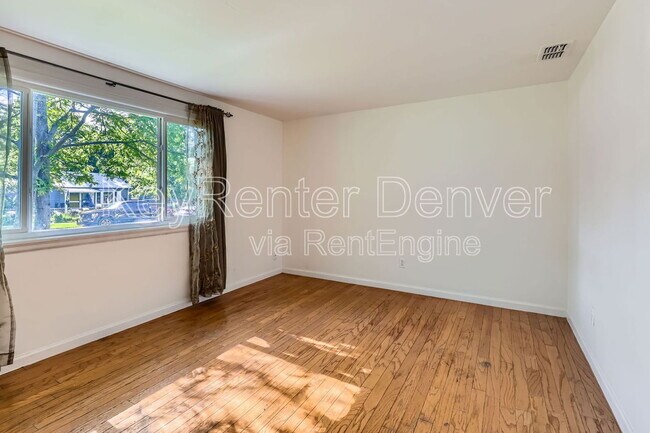 Foto del edificio - 2425 Benton St
