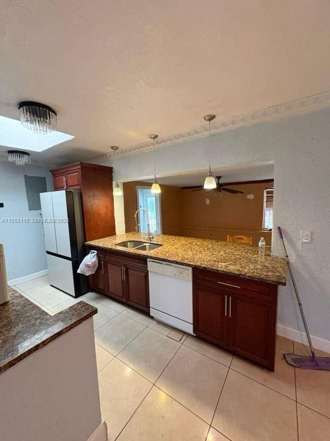 Foto del edificio - 221 NW 40th St