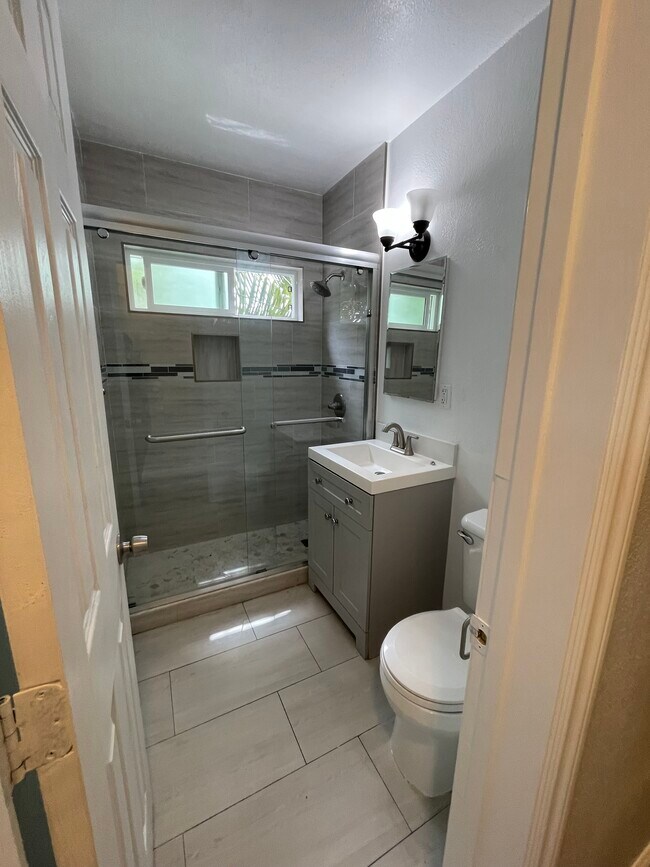 Foto del edificio - 2122 E 10th St