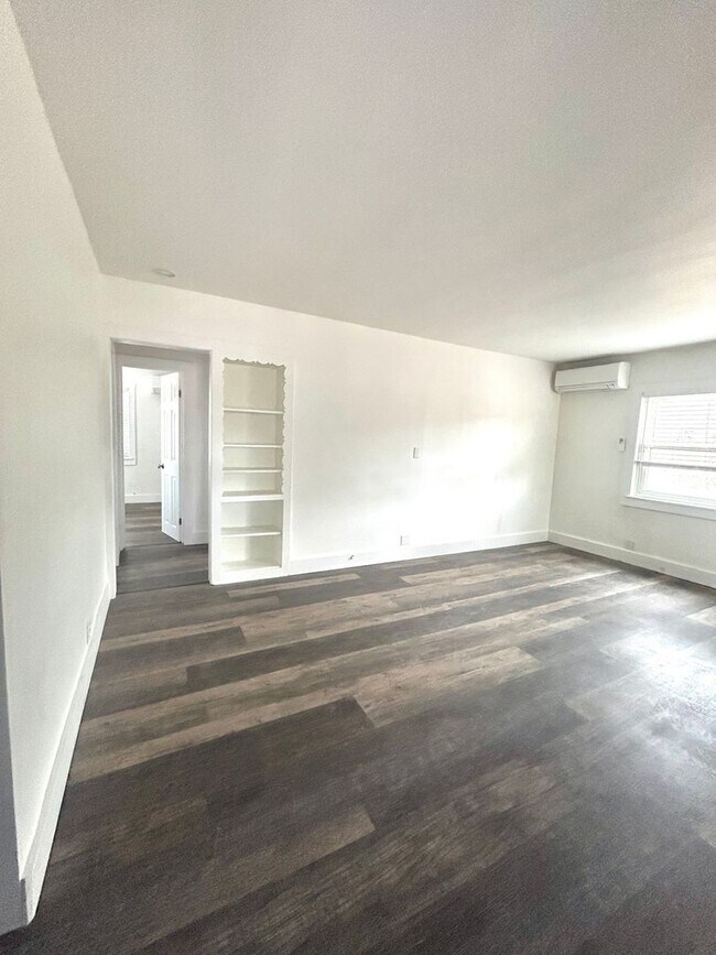 Building Photo - Newly Renovated 2 Bedroom 1 Bathroom Home