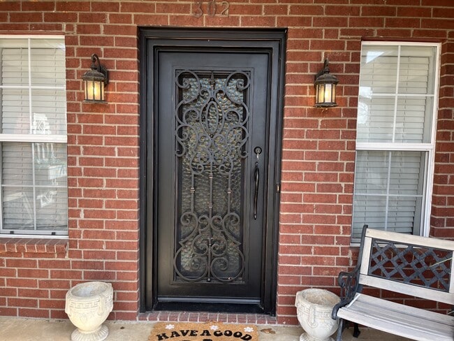 Foto del edificio - 302 Red Oak Ln