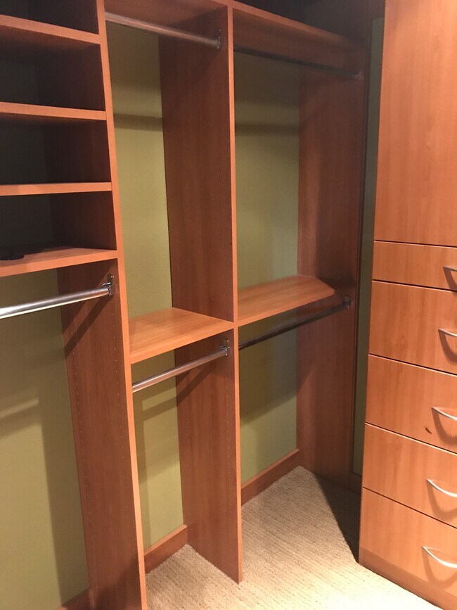 2do dormitorio: armario personalizado - 2681 Pala Mesa Ct