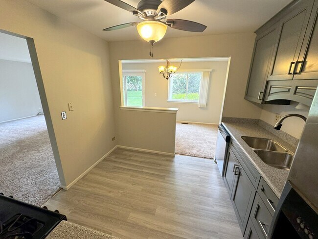 Foto del edificio - 211 Blossom Ct