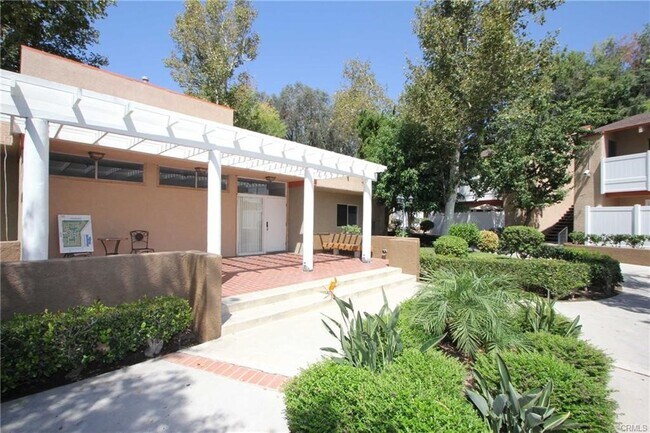 Building Photo - 10331 Lindley Ave