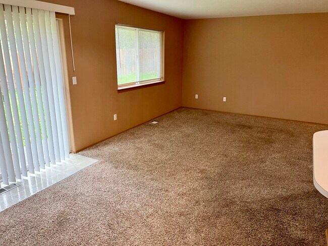Zona de comedor con corredera trasera - 9928 148th Street Ct E
