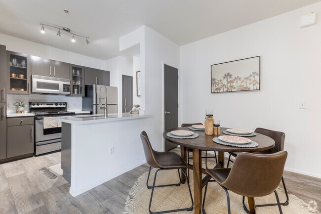 2BR, 2BA - 1,028SF - Dining Room - Ten01