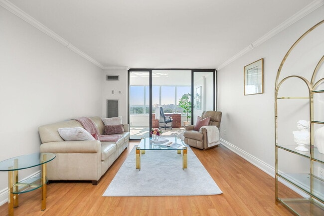 Photo du bâtiment - 65 Spring Garden Ave