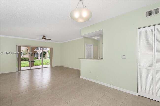 Foto del edificio - 2492 Centergate Dr