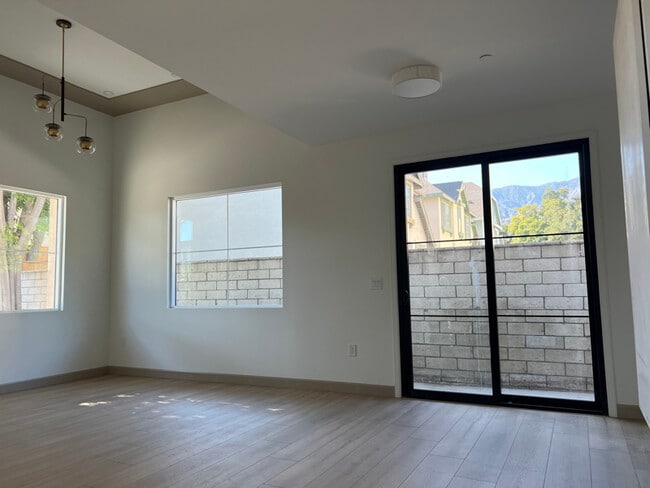 Foto del edificio - 919 Wildrose Ave