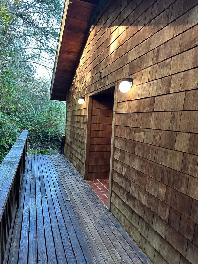 Foto del edificio - Redwood Cabin Retreat Steps from the Pacific Ocean, Moonstone Beach, CA
