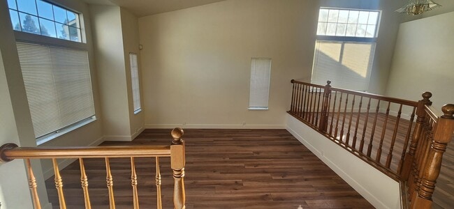 Building Photo - Large 3 Bedroom Home with a Loft