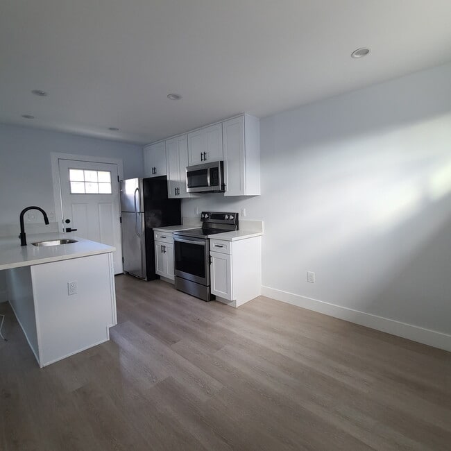 Foto del edificio - 8151 Hazeltine Ave