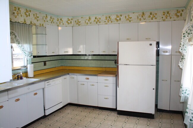 Cocina de estilo retro - 8432 Telegraph Rd