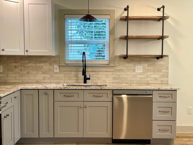 Foto del edificio - Newly Built Home minutes from Downtown Madison