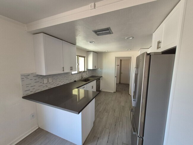 Building Photo - Coming soon! All appliances and super clean!!
