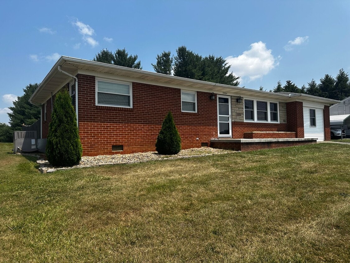 Primary Photo - 3 bedroom/2 bath brick home in W. Morristown.