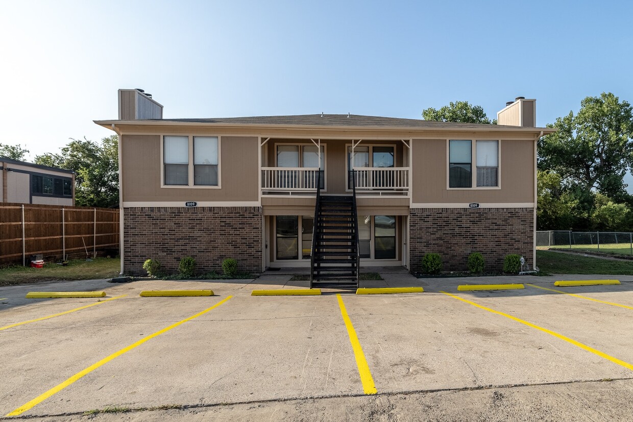 Primary Photo - 8109 Foxfire Lane, Unit B