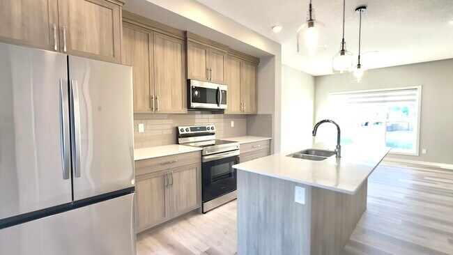 Photo du bâtiment - 482 Edgemont Dr NW