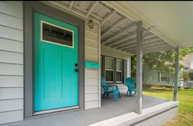 Building Photo - Charming 3/1.5 bath completely updated