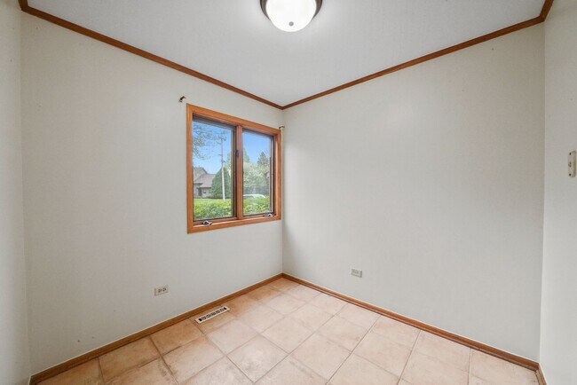 Building Photo - 2 Bed+1 Room in the Basement/1.5 Bath Town...