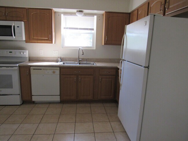Building Photo - 800 St Denis Ct