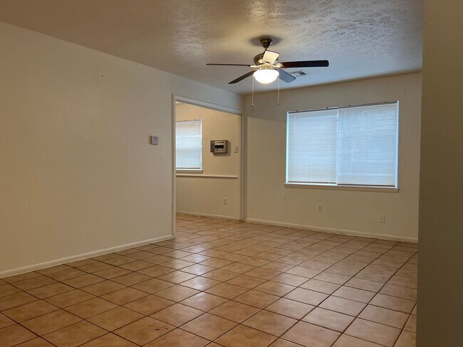 Building Photo - Charming 3 Bedroom