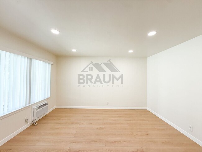 Foto del edificio - 15550 Vanowen St