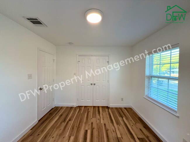 Foto del edificio - Fully Renovated 2-Bedroom Home Near UTA & AT&T Stadium – Modern Upgrades + Spacious Yard!