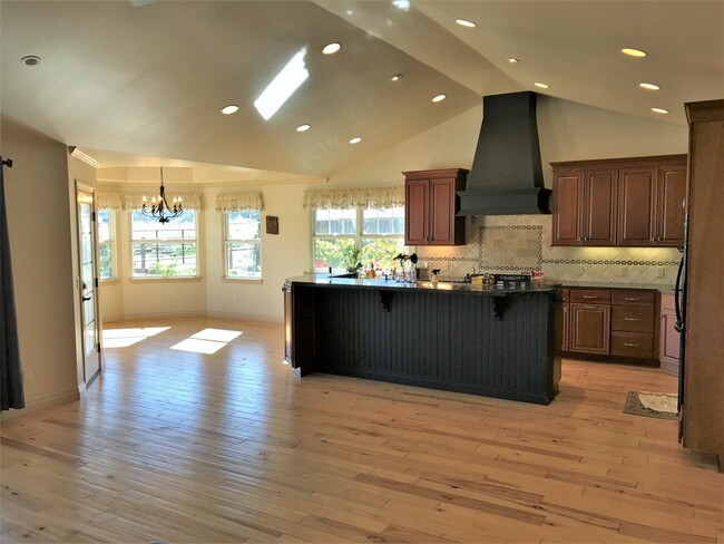 Foto del edificio - High End Living In Quaint Los Alamos