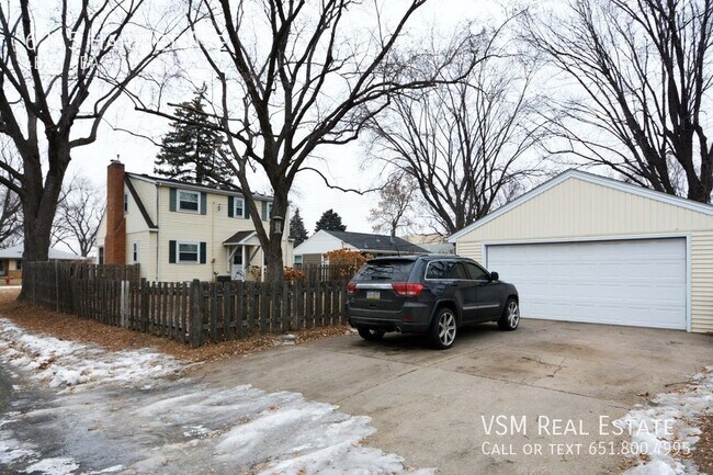 Building Photo - Available June 1st 2023| 4 Bed 3 Bath Sing...