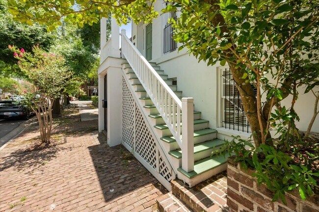 Foto del edificio - Adorable 1 bedroom apartment. Ground floor with private patio