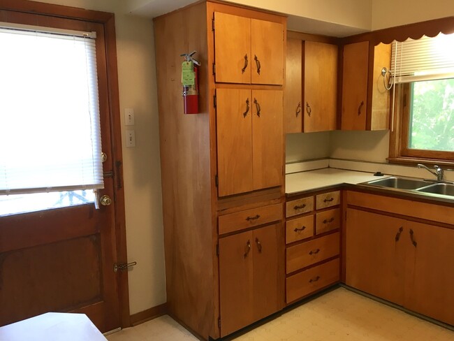 Building Photo - 2 Bedroom Apartment Right off East Univers...