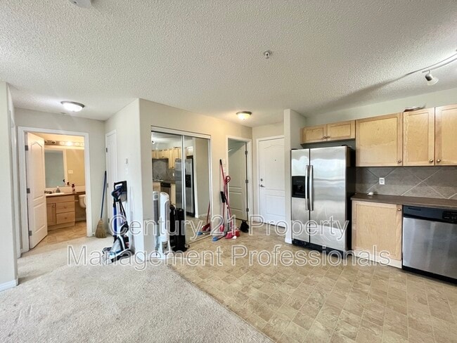 Building Photo - 7327 Terwillegar Dr S NW
