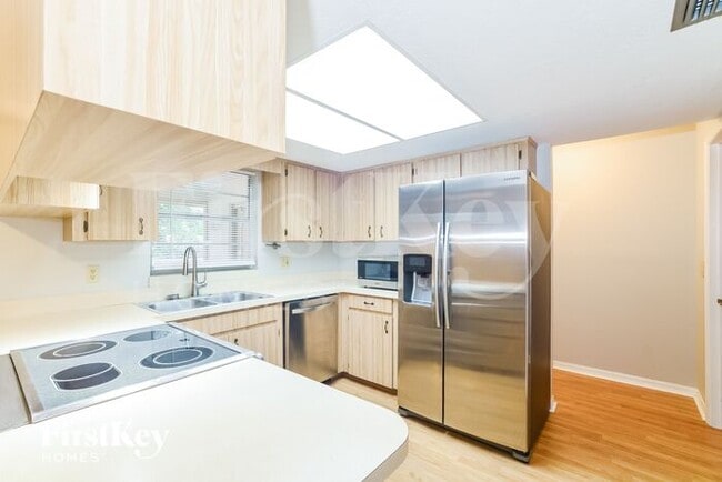 Building Photo - 913 Sylvia Dr