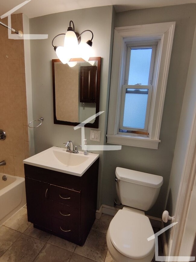 Building Photo - Sunny 3 bedroom no fee