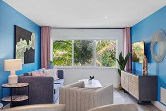 Building Photo - 911 NE 4th St Building Photo - 911 NE 4th St